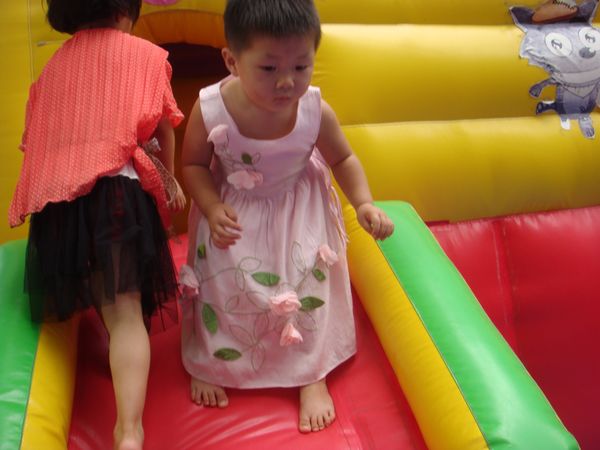 20120825爬假山-我要下来