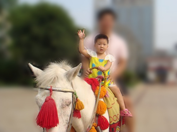 20120826游乐场-昕昕骑转马