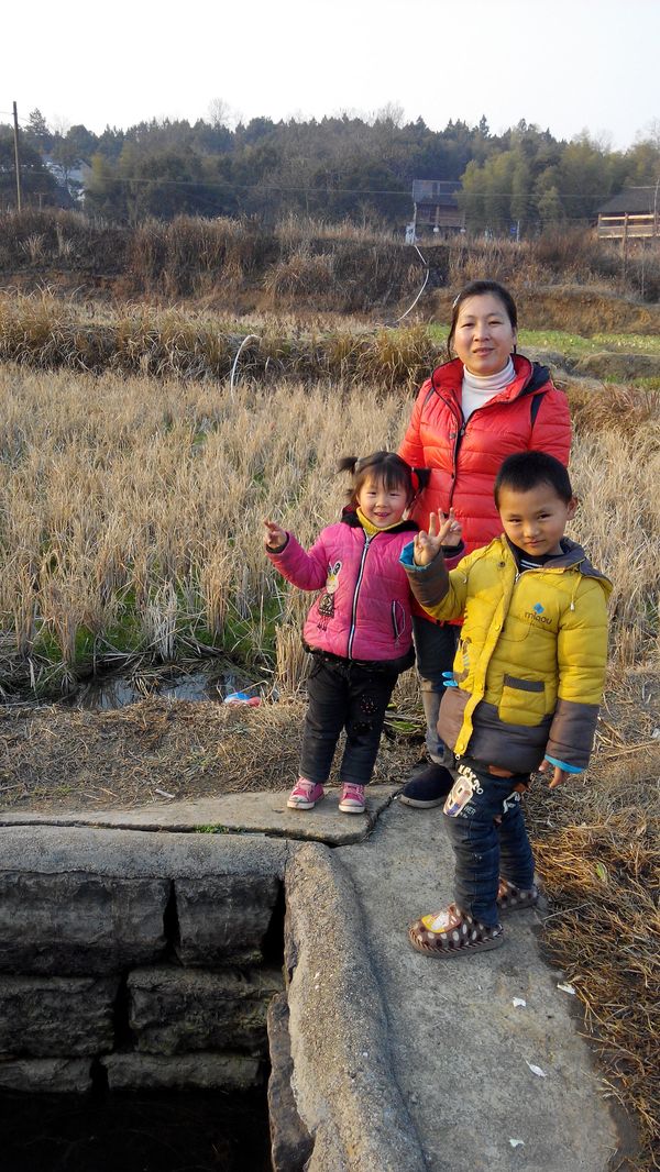 20140123昕昕和小伙伴在草地玩