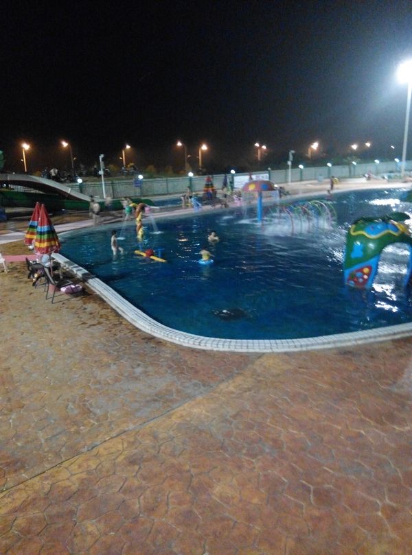 20140807昕昕在游泳池游泳