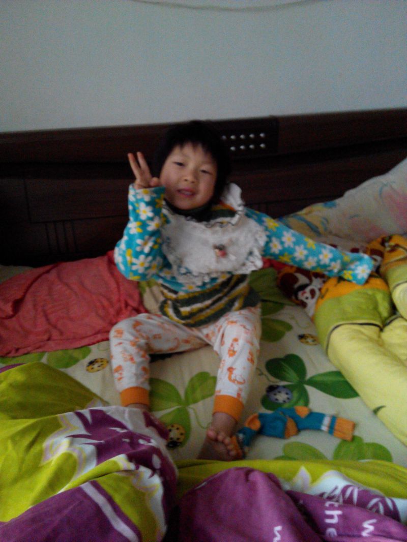 20150122昕昕在床上玩耍