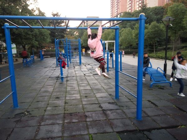 20161126昕昕爬单杠