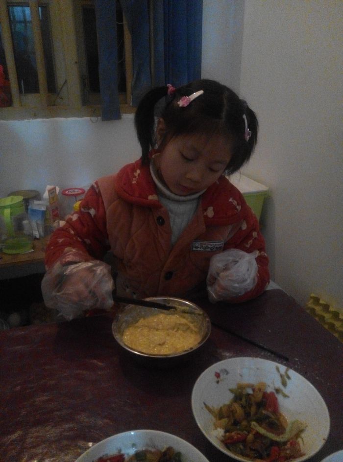 20161226昕昕做蛋糕