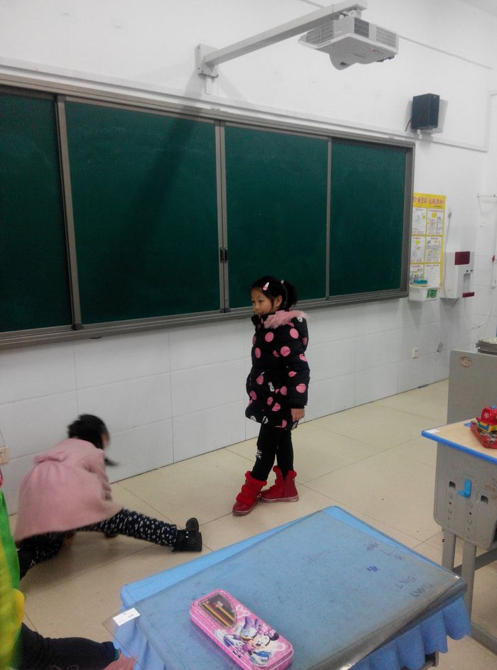 20170110昕昕在教室活动