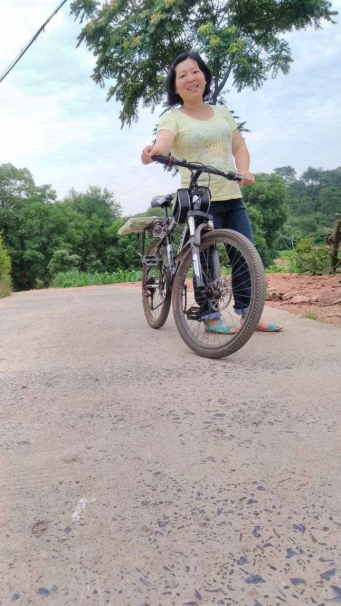 20170529昕昕和妈妈骑自行车