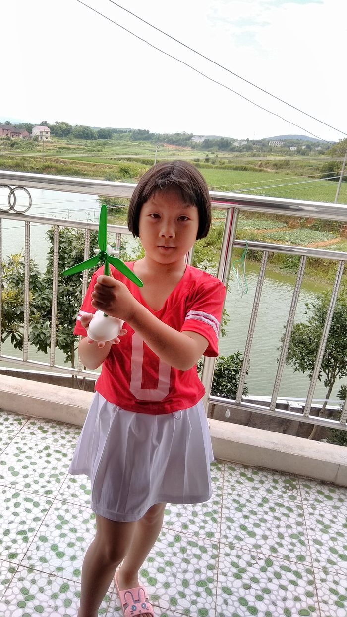 20170610昕昕组装太阳能风车