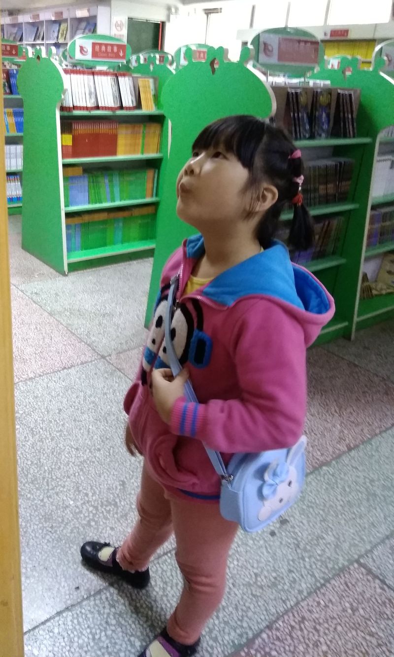 20171112昕昕在新华书店