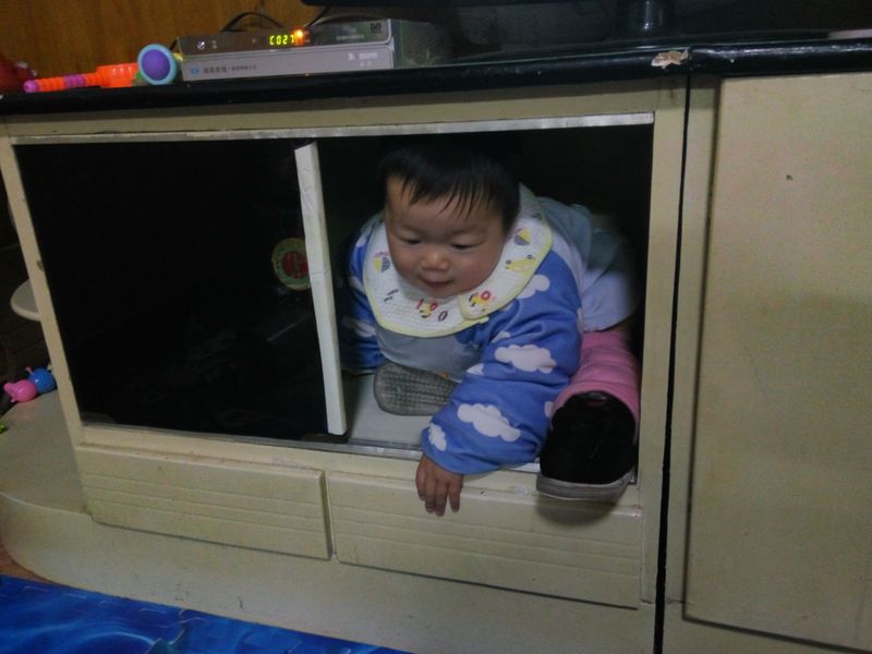 20171223顺奇爬箱子躲猫猫