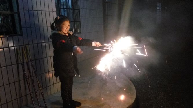 20180302昕昕放烟花