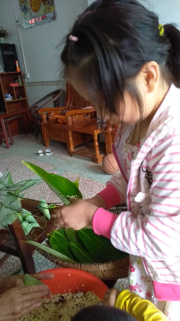 20180601昕昕帮奶奶包粽子