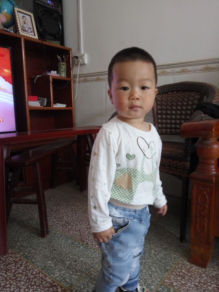 20180611奇奇爬凳子