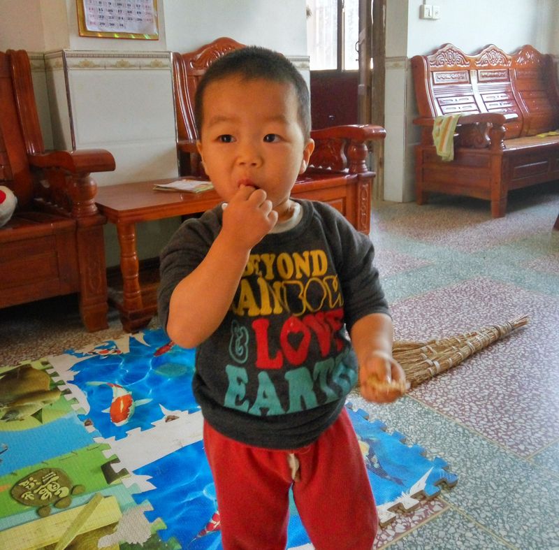 20181006奇奇吃鸡腿