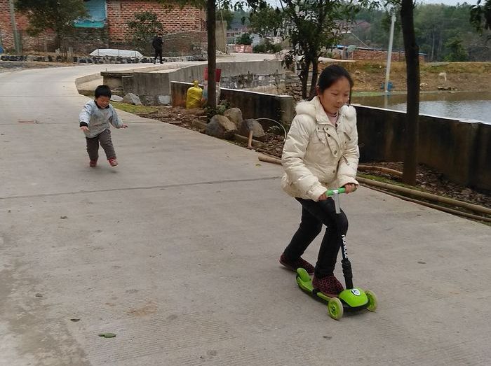 20200228昕奇在菜地